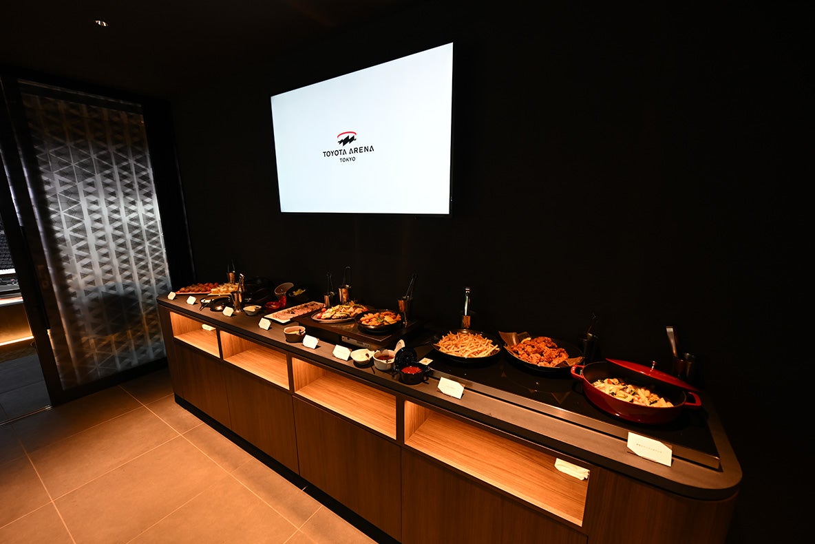 アリーナで楽しむ食事とお酒をBBQスタイルで!