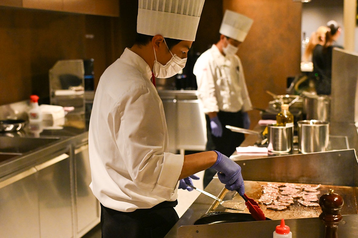 ライブキッチンで出来立ての料理が楽しめる