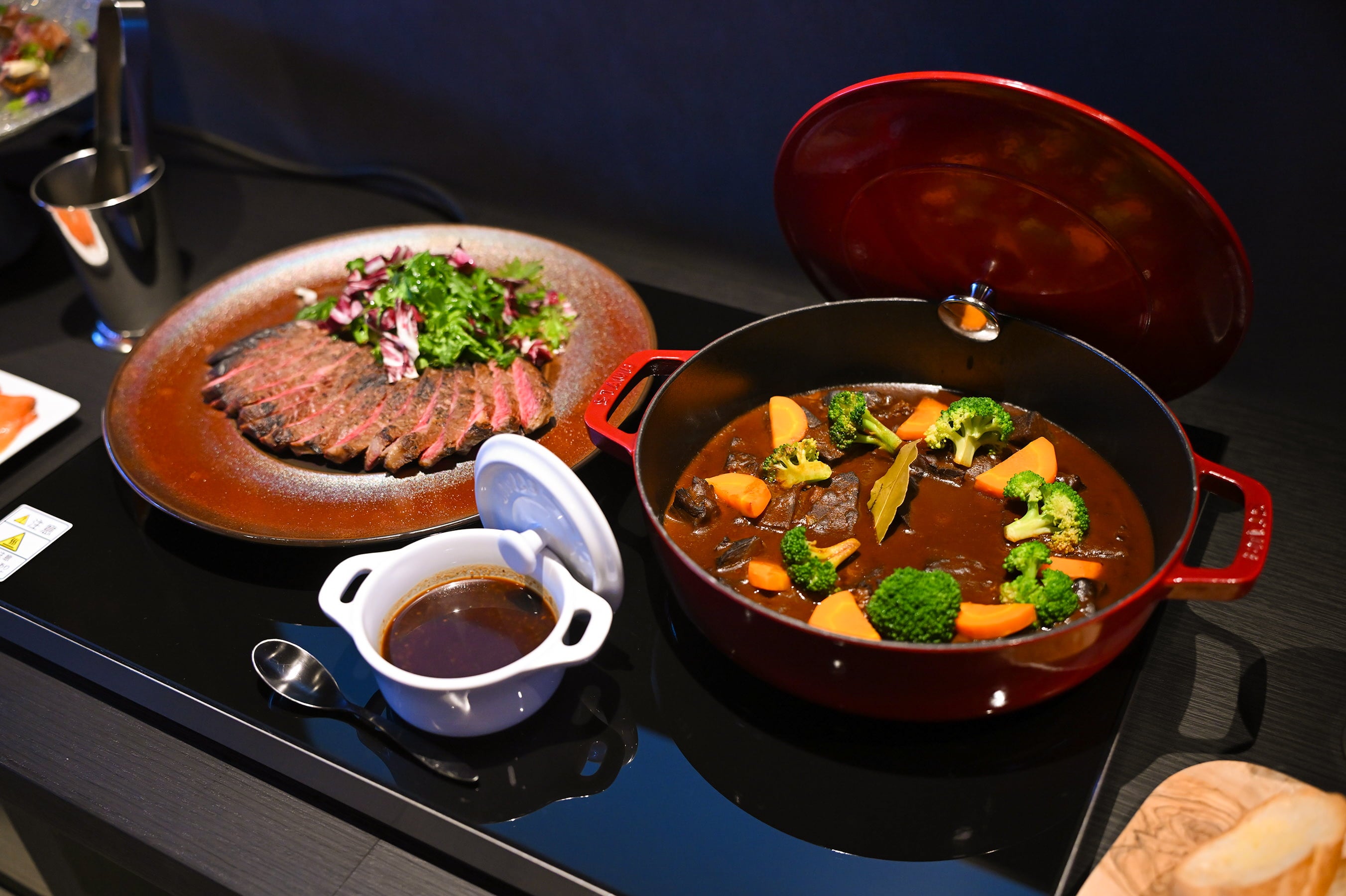 こだわりの料理と限定ドリンク