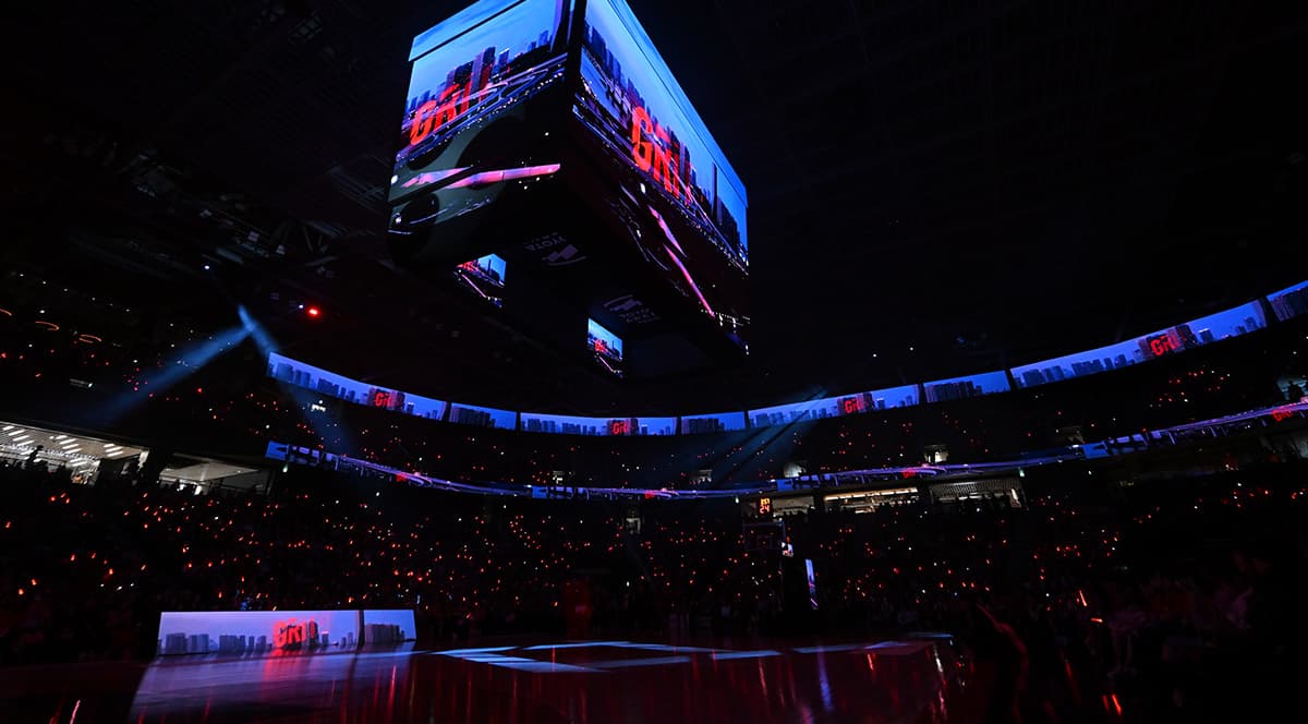 アリーナ全体を包み込む2層のリボンビジョン