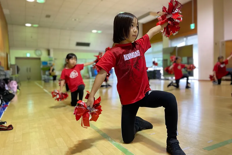 イベント出演に向けてダンスを練習するスクール生